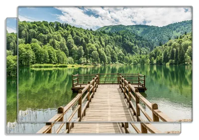 Produktbild von Wallario Frühstücksbrettchen 2er Set aus Glas, je 20 x 30 cm, mit rutschfesten Füßen, Motiv Steg am See in den Bergen