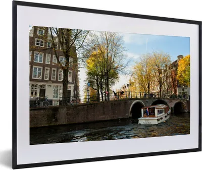 Produktbild von MuchoWow® Gerahmtes Poster Amsterdam - Boot - Wasser 60x40 cm - Poster mit Schwarzem Bilderrahmen Wandposter Rahmen Foto Bilder - Schlafzimmer - Plakat in Rahmen - Drucken