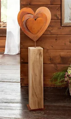 Image de Colonne décorative "Cœur rouille" en bois, hauteur 72 cm, grand cœur en métal aspect rouille, colonne en bois