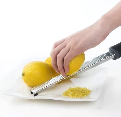Produktbild von Schwarze Reibe mit messerscharfen Klingen und festem Griff für Obst, Ingwer und Käse