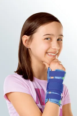 Produktbild von medi Kidz Manumed Handgelenkorthese Blau Kinderbandage Größe III Links