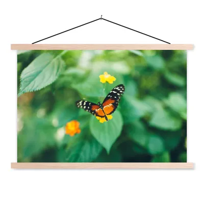 Produktbild von MuchoWow® Textilposter Schmetterling auf Blume 120x80 cm mit holzfarbenen Rahmen - Aufhängeset