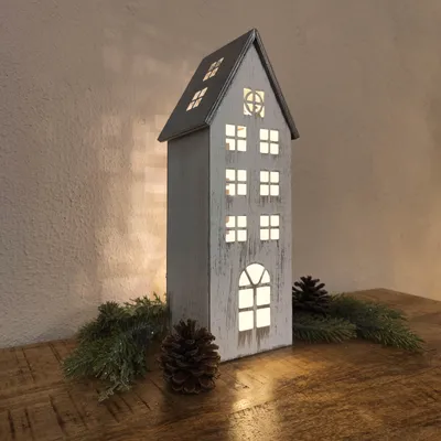 Zdjęcie produktu dla Drewniany domek LED, biało-srebrny, 12 x 31 cm
