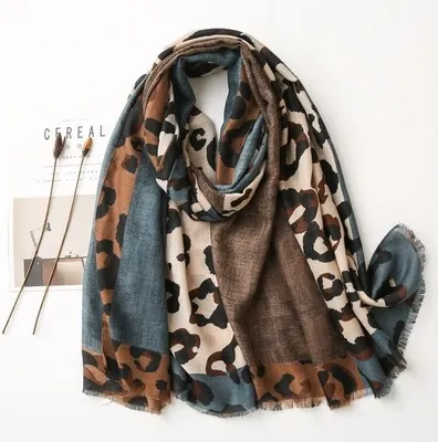 Zdjęcie produktu dla Chusta Leopard Niebieski - Stylowy Dodatek do Każdej Stylizacji KP12096