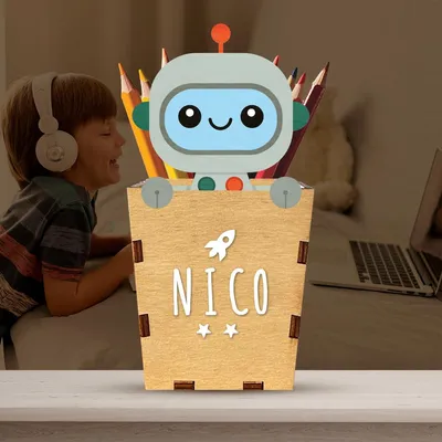 Productafbeelding van WONDEE Gepersonaliseerde houten pennenhouder met naam, robotbureau-organizer