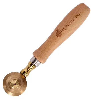 Productafbeelding van Deegsnijder, messing, 38 mm diameter, met houten handvat, geschikt voor bladerdeeg