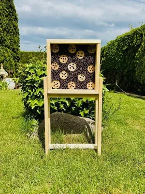 Zdjęcie produktu dla QuickShopping - Hotel owadów w ogrodzie ze Staander - Drewniany Nestbox dla dzikich pszczół - prostokątny dom owadów - Dekoracja ogrodu i naturalne Nestg