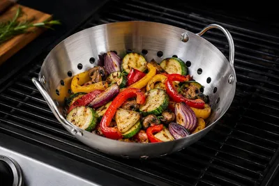 Produktbild von Edelstahl-Grillwok mit perforiertem Boden und zwei Griffen
