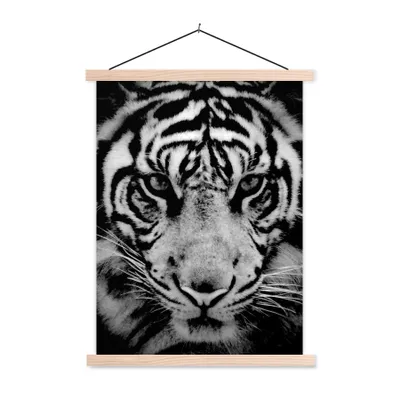 Produktbild von MuchoWow® Textilposter Sumatra-Tiger vor schwarzem Hintergrund in schwarz und weiß 120x160 cm mit holzfarbenen Rahmen - Plakatkarton
