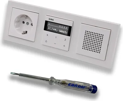 Produktbild von Gira Unterputz IP Internetradio 232003 + Bluetooth KomplettSet + Lautsprecher + Steckdose - E2 reinweiß glänzend im 3fach Rahmen Gira 021329 inkl. EBROM Phasenprüfer zur Montage der Geräte