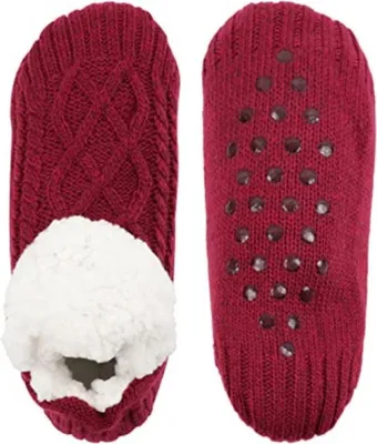 Paar dunkelrote Zopfstrick-Hausschuhe-Socken mit weißem Sherpa-Futter, eines zeigt die Oberseite und das andere die rutschfeste Sohle