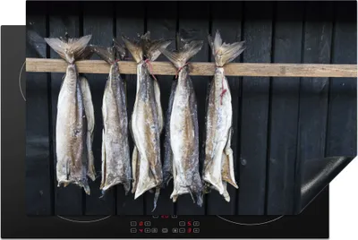 Produktbild von KitchenYeah© Herdabdeckplatte An einem Holzbalken hängender getrockneter Fisch von Danish Cuisine , 81x52cm, Küche Deko, Glaskeramikkochfeld Herdabdeckung, Abdeckplatte fùr Kochfeld