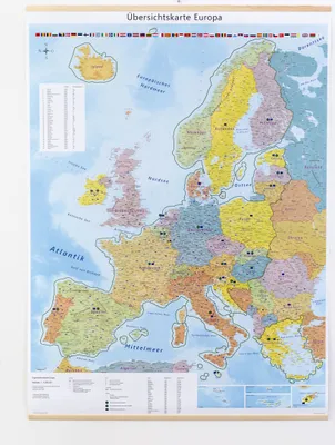 Produktbild von GeoMetro Europakarte mit Laminierung und Holzleisten zum Aufhängen, 90 x 123 cm, deutsche Version, reißfest