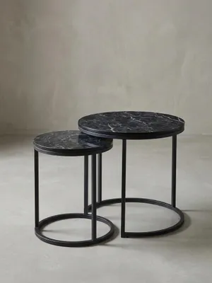 Runder Beistelltisch im Profil, der die Höhe von 45 cm und das minimalistische Design des Metallgestells zeigt. Ideal als kleiner Wohnzimmertisch neben der Couch._#sku_BARWL6.251#