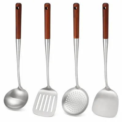Produktbild von Ein 4-teiliges Wok-Set mit Holzgriffen und Edelstahl-Küchenhelfern