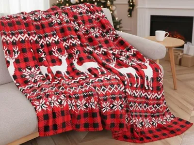 Produktbild von Weihnachtliche Mikroplüschdecke mit nordischem Hirschmotiv, rot. Größe: 200 x 220 cm