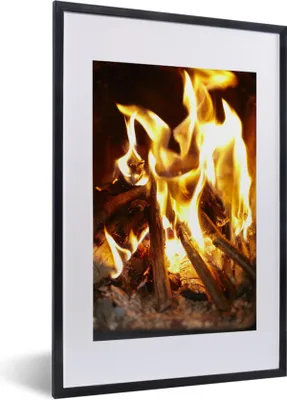 Produktbild von MuchoWow® Gerahmtes Poster Ein Kamin mit Feuer 40x60 cm - Poster mit Schwarzem Bilderrahmen Wandposter Rahmen Foto Bilder - Poster in Rahmen