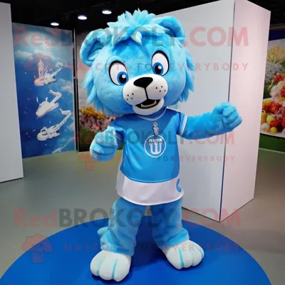 Produktbild von Himmelblauer REDBROKOLY Löwe Maskottchen Kostüm charakter bekleidet mit einem Midi-Kleid und Schnürsenkeln