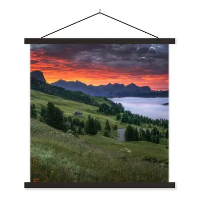 Produktbild von MuchoWow® Textilposter Gras - Berge - Abend 120x120 cm mit schwarzem Rahmen - Aufhängungsset