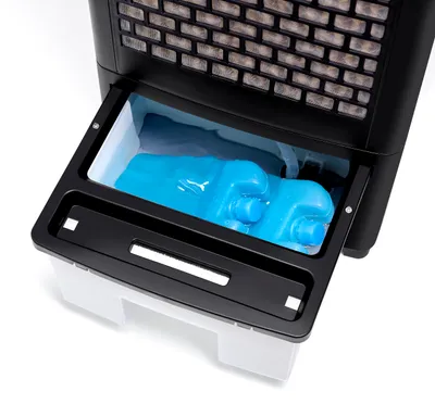 Eine Nahaufnahme der teilweise herausgezogenen Schublade des Wassertanks des Unold AIR COOLER FRESH 
