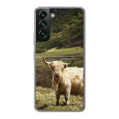 Produktbild von MuchoWow® Handyhülle Schutzhülle Hülle für Samsung Galaxy S22 Schottische Highlander - Pfad - Wald Silikon Softcase Handy Hülle - Mobiltelefonhülle