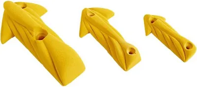 Drei gelbe Klettergriffe des Modells "Arrow Muscle" von singing rock; geeignet für Kletterwände.