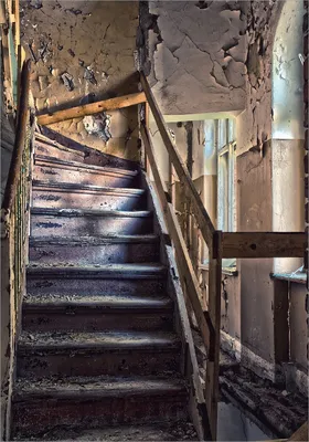 Produktbild von Wallario Poster - Treppe in einem alten Haus, Kunstdruck Größe: 70 x 100 cm