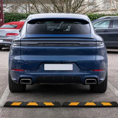 Produktbild von Wiltec Radstopper 120 x 15 x 10 cm, 2x Einparkhilfe aus Gummi, Parkplatzbegrenzung mit gelben Reflexionsstreifen & Schraubrillen, Parkplatzsperre für Garage