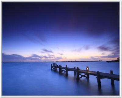 Produktbild von Wallario Wandbild Steg bei Abenddämmerung - Blauer Himmel bei Nacht, Größe: 40,30 x 50,30 cm, Poster mit weißem Aluminiumrahmen