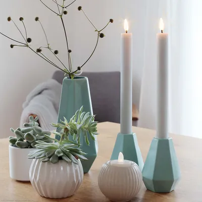 Produktbild von 2er-Set LED-Tafelkerzen Echtwachs grau mit Flammenoptik 2AAA batteriebetrieben mit Fernbedienung 151848