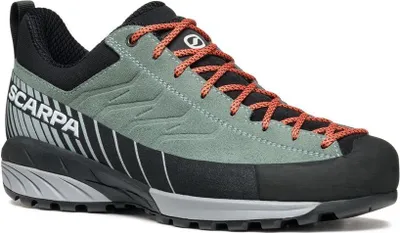 Zustiegsschuh für Damen; Mescalito Wmn von Scarpa; in grau mit orangefarbenen Schnürsenkeln und schwarzer Sohle.