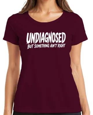 Immagine prodotto di Maglietta da donna con scritta "Non diagnosticato, ma qualcosa non va", stile sarcastico, colore bordeaux, taglia M