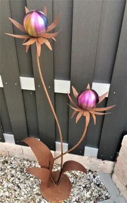 Produktbild von Skulptur Blume Milano Corten 120 cm mit Kugel in rainbow matt gebürstet mit Standfuß Edelstahl Cortenstahl Dekoration Garten
