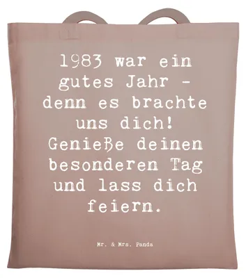 Produktbild von Mr. & Mrs. Panda Jutebeutel Spruch 1983 Geburtstag - Braun Pastell - Geschenk, brachte uns dich, feiern, geschätzt, Büchertasche, Stoffbeutel, Geburtsjahr, Uni Tasche