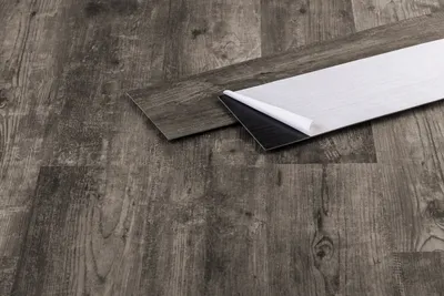 Zdjęcie produktu dla Podłoga PVC WALNUT SEVILLA - Samoprzylepne płytki winylowe - podłoga winylowa - zmywalna - 15,24 x 91,44 cm (16 sztuk/2,23 m²)