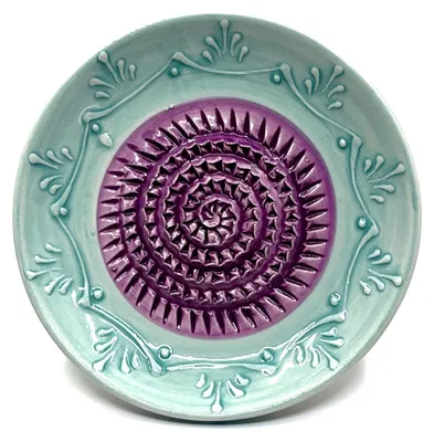 Produktbild von Kaladia Keramik Reibeteller handbemalt in Türkis/Lila - Durchmesser ca. 12cm - spülmaschinengeeignet