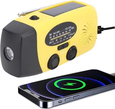 Zdjęcie produktu dla Radio solarne z uchwytem, akumulatorem 2000 mAh, odbiornikiem NOAA AM/FM, latarką LED i alarmem SOS – idealne do survivalu na świeżym powietrzu i na kempingu.