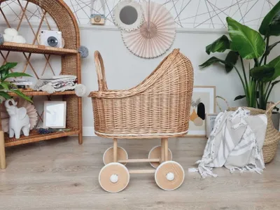 Produktbild von Großer Puppenwagen aus natürlichem Korbgeflecht - Holz