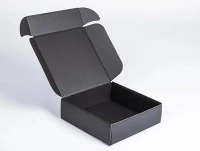 Produktbild von Paket – Karton mit Stanzform 320 x 320 x 100 mm Schwarz – 10 Stück