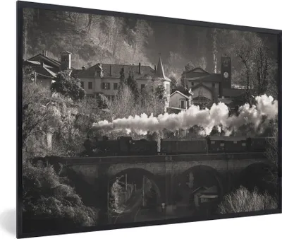 Produktbild von MuchoWow® MuchoWow® Gerahmtes Poster Schwarz-Weiß-Fotografie eines Dampfzuges auf einer Brücke 60x40 cm - Poster mit zchwarzem Bilderrahmen - Printing - Wanddeko Schlafzimmer