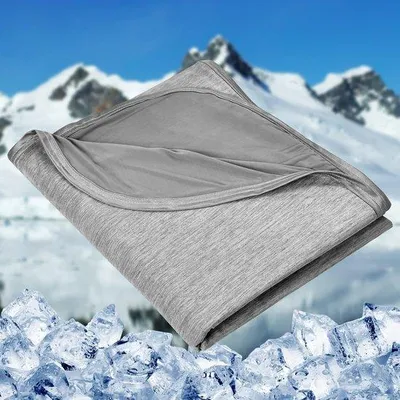 Immagine prodotto di Unyqoos® Ulisem: Coperta rinfrescante estiva, 150 x 200 cm – coperta leggera, traspirante e rinfrescante, reversibile, delicata sulla pelle e lavabile in lavatrice, ideale per letto e divano