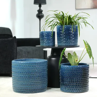 Produktbild von Handgefertigter Keramik Pflanztopf-Set 4-teilig (Ø37/31/24, 5/17, 5 cm), glänzendes Dunkelblau mit rundem Fischgrät-Relief, atmungsaktiv, frostsicher