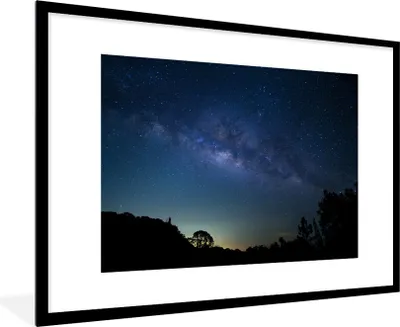 Produktbild von MuchoWow® Gerahmtes Poster Eine Illustration der Milchstraße von der Erde aus 90x60 cm - Poster mit Schwarzem Bilderrahmen Wandposter Rahmen Foto Bilder - Wanddekoration - Fotos
