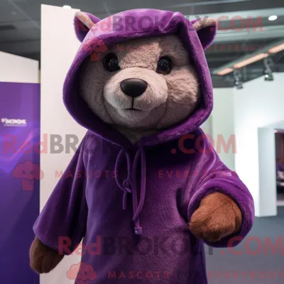 Immagine prodotto di Personaggio mascotte REDBROKOLY di un Jaguarundi viola vestito con felpa con cappuccio e spille per lo scialle