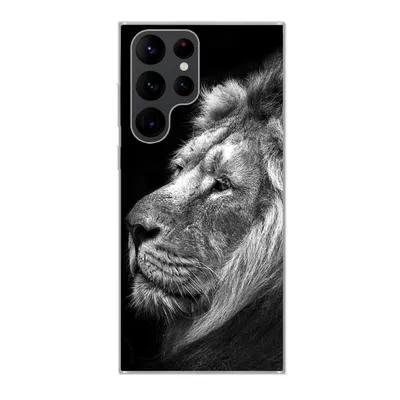Produktbild von MuchoWow® Handyhülle Schutzhülle Hülle für Samsung Galaxy S22 Ultra Löwe vor schwarzem Hintergrund in schwarz und weiß Silikon Softcase Handy Hülle - Abbildung