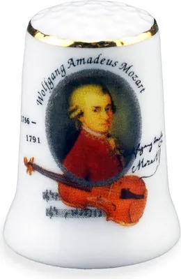 Imagen del producto de Figura de porcelana de Wolfgang Amadeus Mozart con detalles dorados
