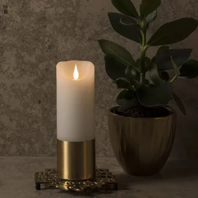 Produktbild von LED Kerze mit goldener Banderole - Echtwachs - 3D Flamme - Timer - H: 20,5cm, D: 7,5cm - weiß
