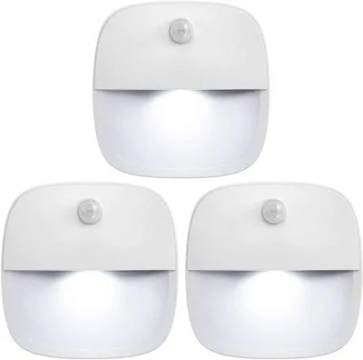 Immagine prodotto di Set di tre sensori di movimento wireless con LED alimentati a batteria, da incollare, bianchi, per scale, corridoi, armadi e bagni
