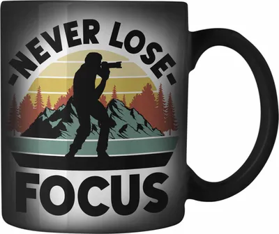 Produktbild von Trendation - Fotograf Farbwechsel Zauber-Tasse Zubehör Lustig Fotografie Geschenk Fotografieren Karabiner Farbwechsel Zauber-Tasse Edelstahl Geschenkideen Grafik Insider Focus (Schwarz)