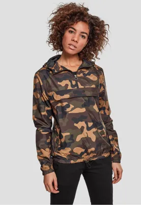 Zdjęcie produktu dla Damska kurtka wiatrówka Urban Classics Ladies Camo Pull Over Jacket w kamuflażu leśnym – rozmiar S